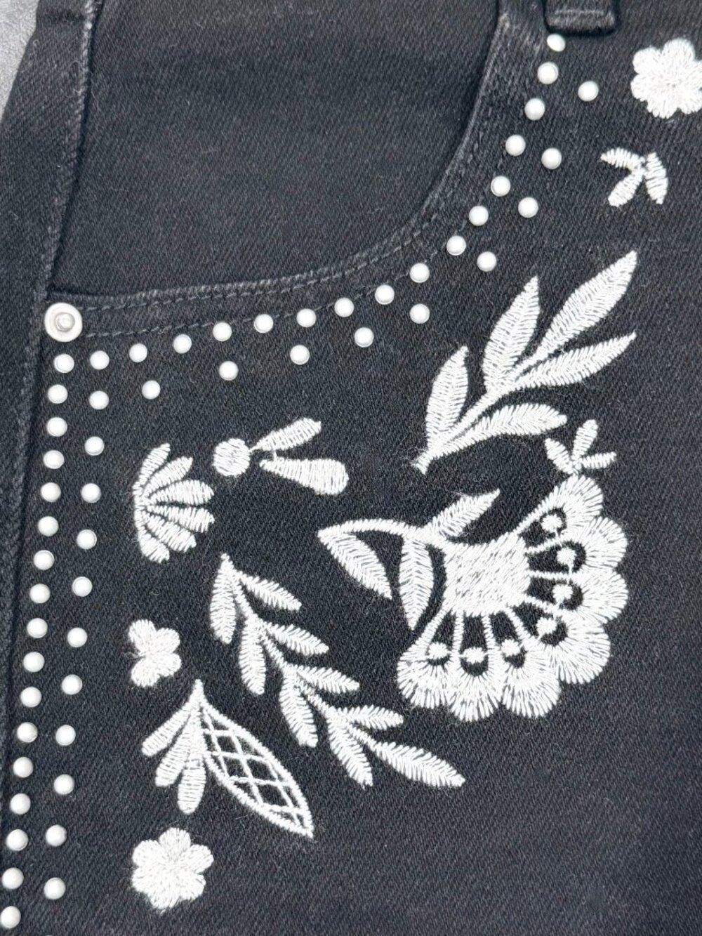 AQUA × Ava Phillippe Embroidery Studded Black Shorts - Size 27 / Like New (EUC) - Picture 9 of 10